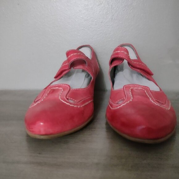 Fidji red leather low heel mary jane pumps -  EUC - size 38.5 - size 8.5 - Picture 3 of 8